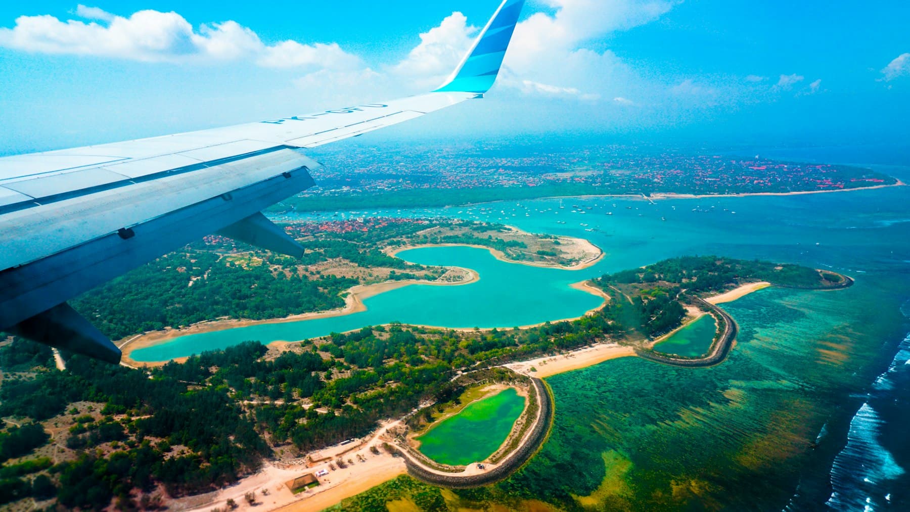Pemandangan pulau dari jendela pesawat